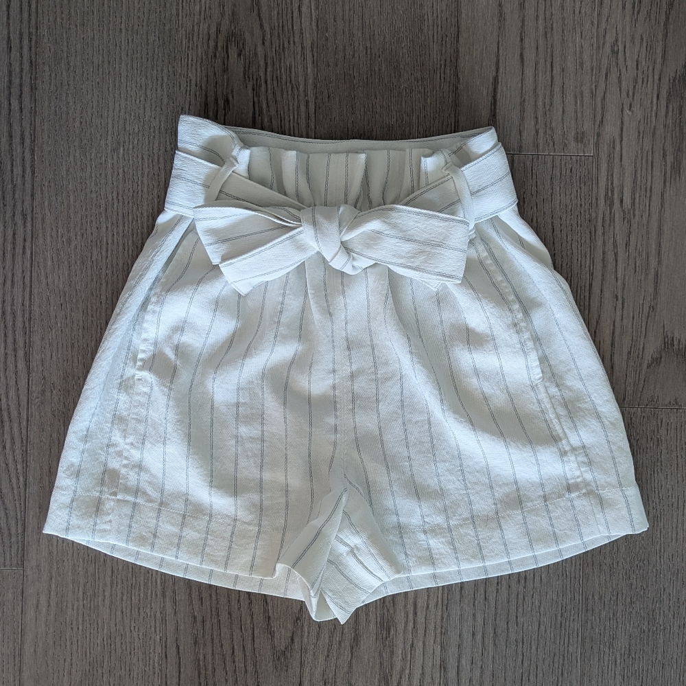 Aritzia Wilfred High Waist Tie Front Paper Bag Shorts White Size 4